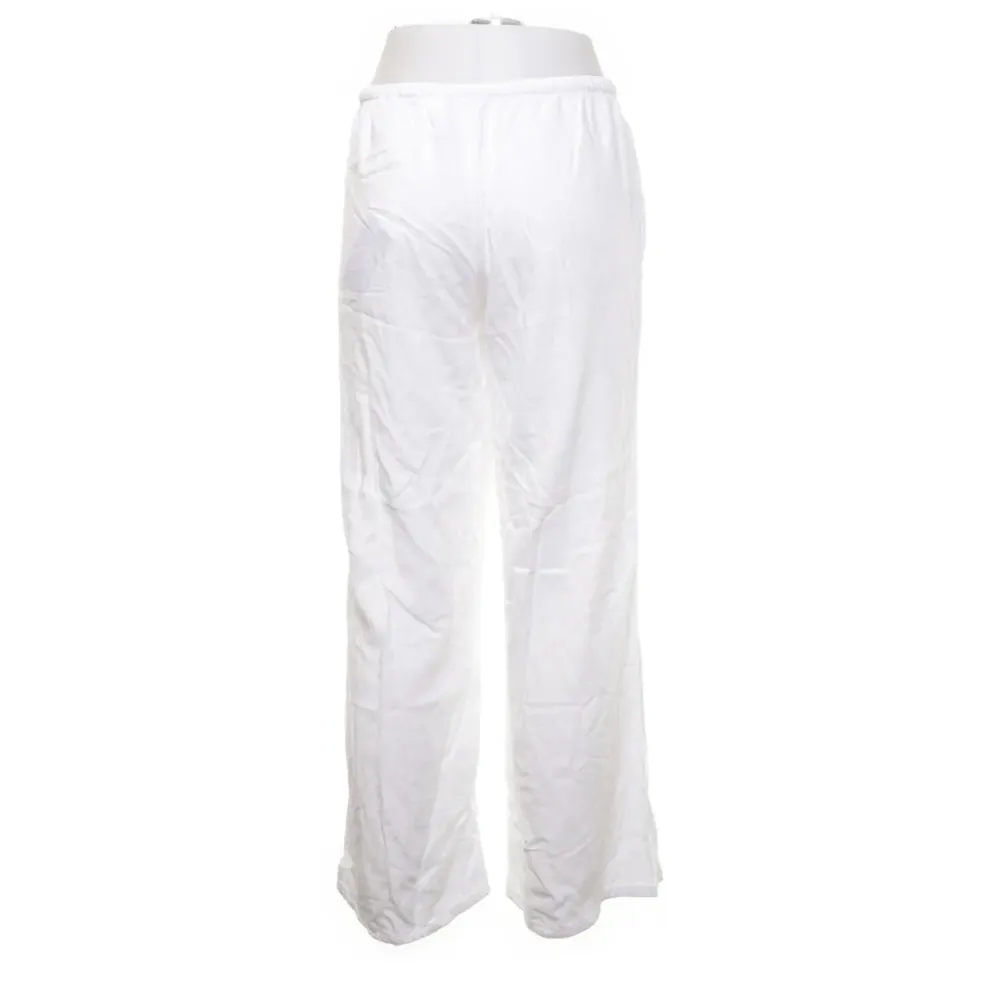 Linnebyxor från hm, så fina, vita linnebyxor man kan ha lågmidjat Säljer nu dessa byxor, inget slitage💗💗💗. Jeans & Byxor.