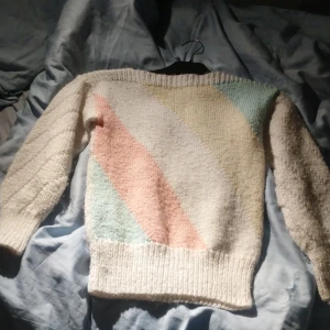 En stickad tröja med pastel färger - Lång