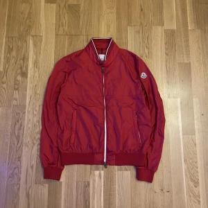 Moncler Albert Giubbotto  - Moncler Albert Giubbotto  - Size: 3  - Condition: 9/10 - Pris: 2200kr