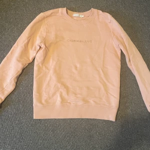 Calvin Klein tjock tröja  - En kalven klen sweartshirt i storlek 14y i mycket bra kvalite som säljs för den inte kommer till så mycket användning längre❣️
