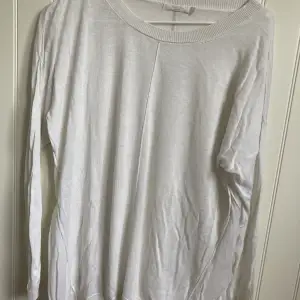 Fin vit tröja från Wera i stl s. Den har en liten tråd lös nertill (se bild 3) men är annars i bra skick.