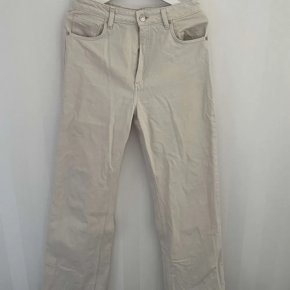 Säljer dessa beiga jeans från zara åt en kompis, full längd🫶🏼. Jeans & Byxor.