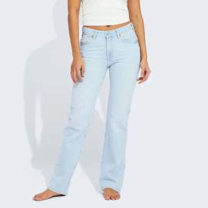 Säljer dessa jeans från Bikbok, då dom inte kommer till användning längre. De är ljusblåa, mid waist o raka i benen. 😊 Nypris 699, säljer för 300
