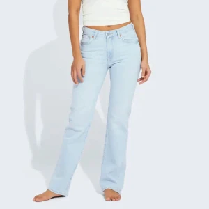 Jeans - Säljer dessa jeans från Bikbok, då dom inte kommer till användning längre. De är ljusblåa, mid waist o raka i benen. 😊 Nypris 699, säljer för 300