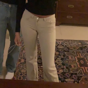 Lågmidjade jeans!!!! - Storlek 34!!!! Bra skick och super söta inför sommaren❤️säljer pga de blivit för små😔