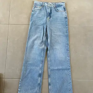 Snygga blåa jeans från Gina tricot har bara kommit till användning en gång. Hittade tyvärr ingen bild från nätet då dom inte länge finns att köpa. St: 36  Pris kan diskuteras. 