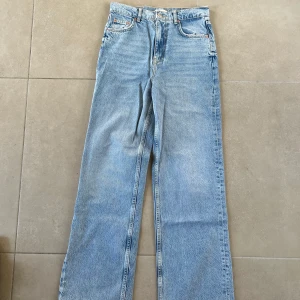  blå jeans från Gina tricot! - Snygga blåa jeans från Gina tricot har bara kommit till användning en gång. Hittade tyvärr ingen bild från nätet då dom inte länge finns att köpa. St: 36  Pris kan diskuteras. 