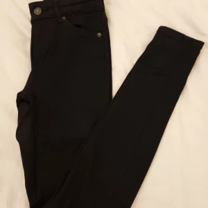  JEANS - SKINNY FIT HÖG MIDJA JEANS, stretchiga materialet, otroligt mjuka i materialen, känns lite som leggings.. formar sig otroligt  bra efter kroppen. Ny pris 600kr