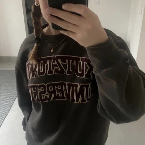 Sweatshirt  - Köpte denna fina tröja i Göteborg i Sommras, använder tyvärr inte längre då de inte riktigt är min stil💕 hör av dig vid frågor eller fler bilder