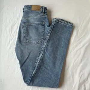 Jeans i storlek 34 som inte kommer till användning, använda 1-2 gånger. Raka i benen. 