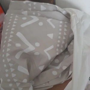 Bäddset - Nytt bäddset 220×240 påslakan o 2 kuddfodral helt nytt gillade ej hala matrialet