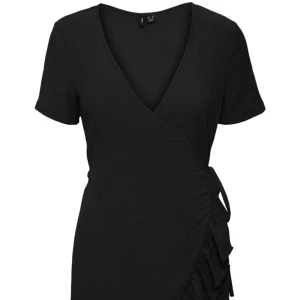 Omlottklänning - Oanvänd omlottsklänning från Vero Moda. Strl L  Nypris 399kr, pris kan diskuteras 