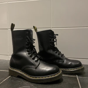 Dr. Martens, storlek 37 - Ett par svarta Dr. Martens i mycket bra skick, endast använda ett fåtal gånger. Storlek 37. Modell 1490. Nypris 2 200 kr.
