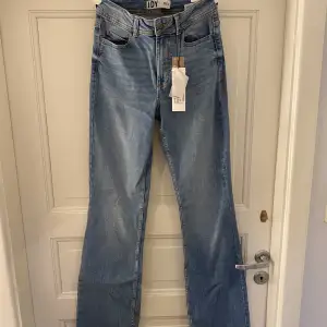 Jättefina bootcut jeans från JDY säljer med lappar kvar då jag köpte två och missade att lämna tillbaka de andra paret. Storlek 26 och längden 34. Köpta för 400kr.