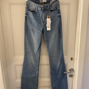 Bootcut jeans - Jättefina bootcut jeans från JDY säljer med lappar kvar då jag köpte två och missade att lämna tillbaka de andra paret. Storlek 26 och längden 34. Köpta för 400kr.