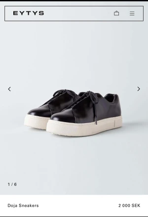 Eytys - Säljer mina svarta eytys, de är i relativt nytt skick men skriv för egna bilder💕💓 nypris 2000 men säljer för 900kr, kan gå ner i pris vid snabb affär💕