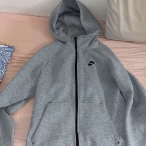 Nike tech fleece - Säljer en Nike tech fleece kofta som är slutsåld överallt. Säljer väldigt billigt. Hör av er om ni har frågor och vill köpa