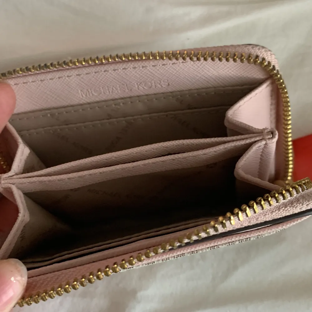 Äkta plånbok från Michael Kors, nästan oanvänd. Nypris 1000kr. Väskor.