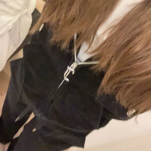 Svart juicy sätt - Hej, jag säljer mitt juicy sätt då jag inte gillar de längre. Kan sälja både i sätt eller separat. Tröjan e typ helt ny då jag köpte i december. Knappt använd. Byxorna är dock köpta i  06/22 och e rätt utslitna. Be om fler bilder vid intresse. BUDA!!