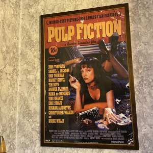 Jätte snygg Pulp Fiction affisch sån har breden 60 cm och längden 90 cm. Fortfarande i jätte bra kvalite. Ramen ingår inte 