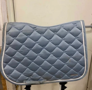 Schabrak  - Säljer detta fina schabraket, strl full/ cob använder det på en c-ponny❤️ använt ca 3 gånger och är i fint skick. Köpt för 749❤️ 