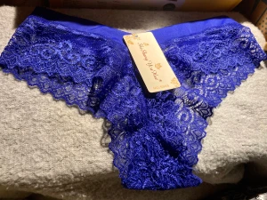 *NY*Spetstrosa med lapp, Stl XS/S - Klarblå Spetstrosa, Ny med lapp, Stl XS/S. Står Stl S/M men passar bäst på XS/S.  Samfraktar! Kolla in mina andra annonser! :)