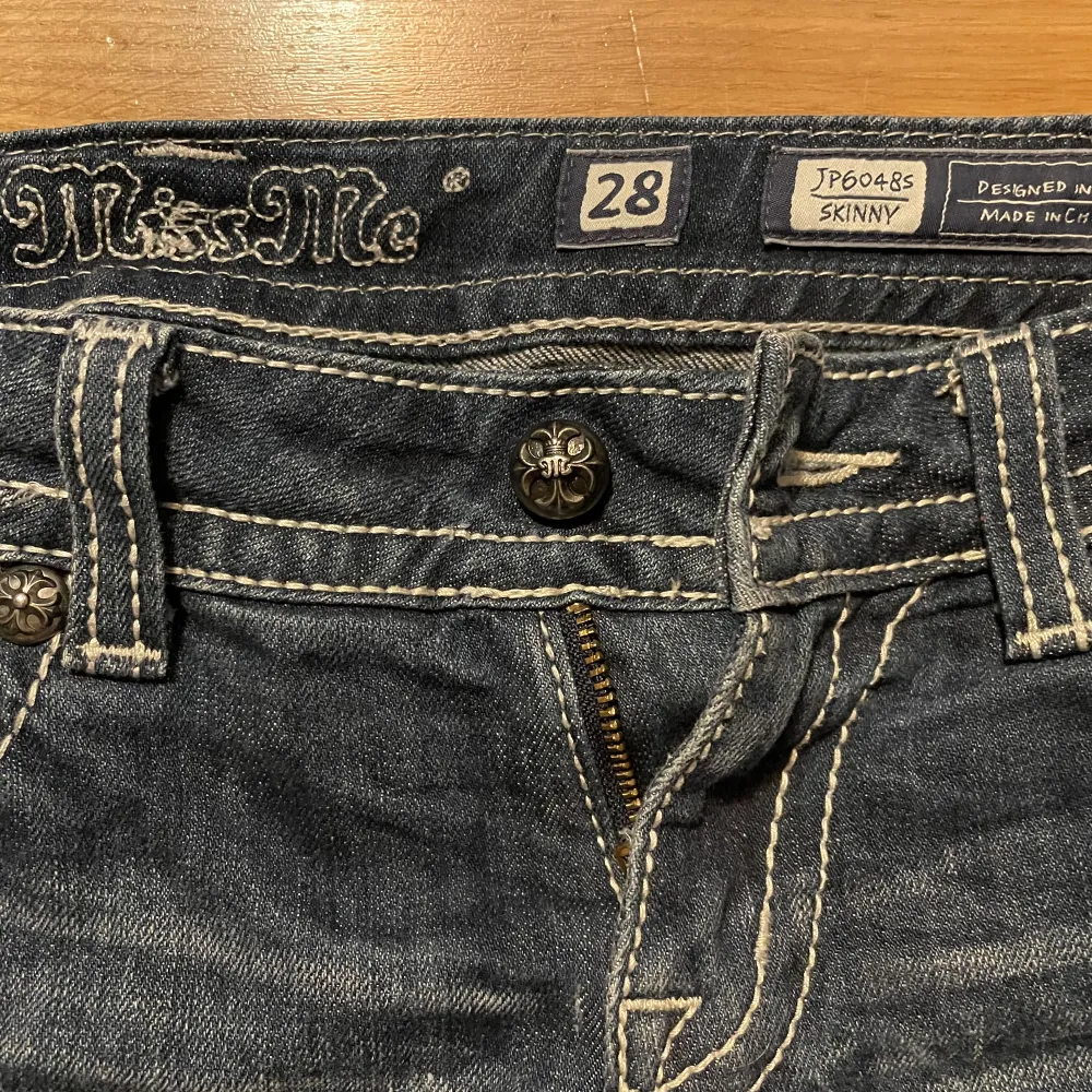 Miss me jeans köpta secondhand. Dom är skinny model som visas på bild 3, men de är lite för stora för mig så dom är inte helt skinny jeans fit. Skriv för mer bilder/info. Om du vill köpa skriv privat🫶. Köparen står för frakt.. Jeans & Byxor.