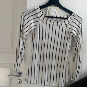 Tröja - Off shoudler tröja från Boohoo! Frakt tillkommer 🌸