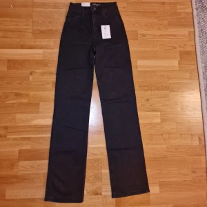 Raka jeans - Super fina högmidjade bootcut jeans, enbart testade men säljes då de var för små på mej