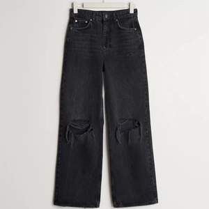 Ett har grå/svarta jeans med slitningar och hål över knäna i strl 38, superfint skick! Köpt för 500 säljer för 150