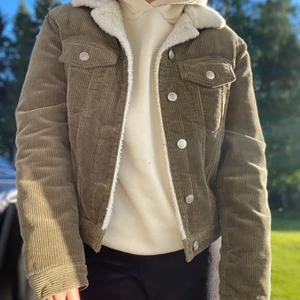 Manchesterjacka  - Grön och skön(😄) Manchesterjacka från Bikbok! Säljer då jag inte fått användning av den😊 fraktpris tillkommer!  Storlek: XS, fint skick