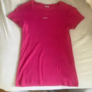 Rosa tröja. Knappt använd. Bra skick  
