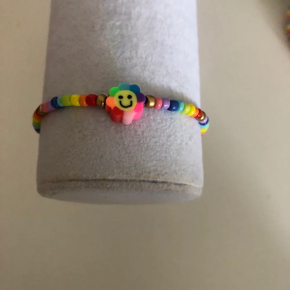 Regnbågigt armband med Regnbågig blomma.   15kr plus 12 kr frakt.   Ej vattentätt  Mät din vrist för att veta din storlek Instagram: smileyyjewelry . Accessoarer.