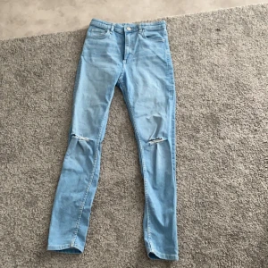 Jeans  - Ljus blå jeans med hål 