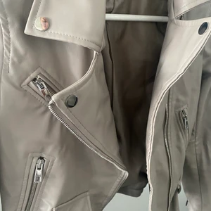 Jacka chiquelle  - Skinn jacka från chiquelle, använd fåtal gånger, köparen står för frakt🥰