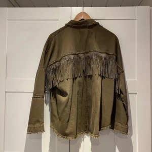 Populär jacka från zara 💚 - Så fin jacka från zara som inte kommer till användning lika mycket längre. Kan även tänka mig byta mot en i en annan färg eller så. Storlek s! Fraktar och möts upp 💚