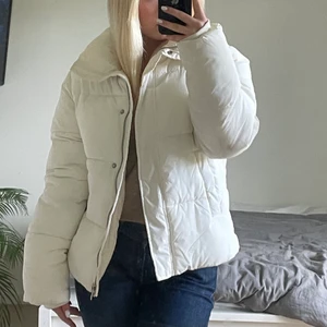 Vit jacka - Vit superfin jacka från Nelly, knappt använd och i fint skick🫶 köparen står för frakten på 90kr