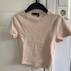Babytee - Baby tee i beige från Asos🥰