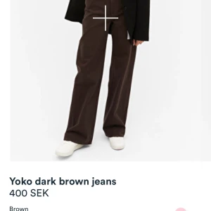 Gröna jeans från monki - Jätte snygg jeans från monki i modellen Yoko som tyvärr inte längre passar mig. Dem är mörk gröna, perfekta färgen för hösten. Dem är i storlek 36 och i bra skick då jag inte hann använda dem så mycket innan jag växte ur dem.