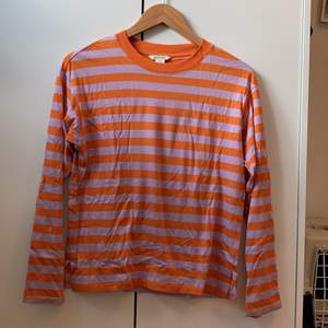 En orange lilla randig tröja från Monki i stolek xxs! Säljer för 90kr (+40kr frakt) 