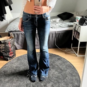 lågmidjade jeans - storlek passar 34/36!