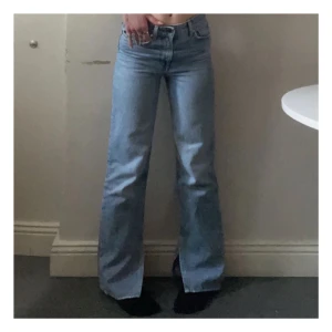 ~ ljusblå gulliga jeans & slits | H&M  - ascute high/low waisted ljusblå jeans lite utsvängda med slits längst nere :> använda väldigt lite och i jättebra skick :D buda gärna och fråga snälla om det är något :) 🦕🐋 