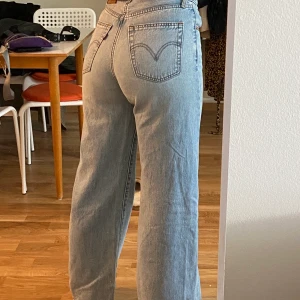 Levis Ribcage Wide - Levis Ribcage wide i storlek 27/32 nypris 1299:- (jag är 170cm) 