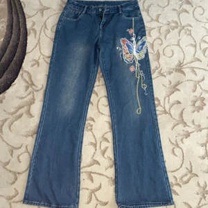 Ett par printade butterfly denim låg midjade jeans - Köpte den i storlek L från AliExpress men dem passade mig tyvärr inte, så gissar nog på att det var en storlek M. (Frakt pris 39 kr)