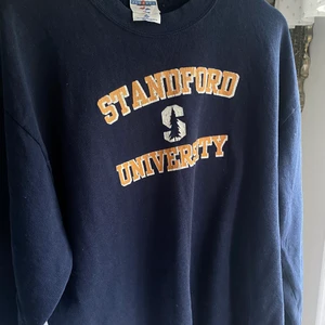 College tröja  - Säljer denna tröja då jag inte har nån användning av den mer. Skulle säga att den sitter med som en L än en xl.