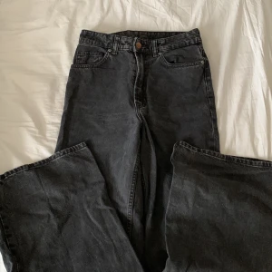 Gråa jeans från hm - Gråa jeans från hm  På mig ser dem lite lågmidjade ut  Köparen står för frakten 