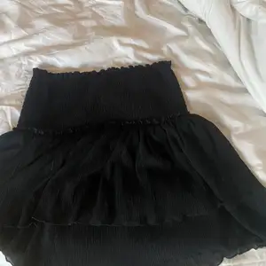 Säljer denna fina svarta volang kjol från Nakd💓