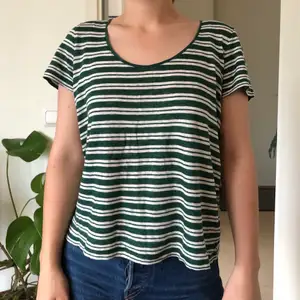 Grön- och vitrandig T-shirt från Arket. Gjord i 100% linne. 