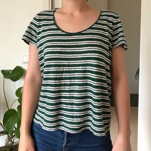 Arket T-shirt  - Grön- och vitrandig T-shirt från Arket. Gjord i 100% linne. 