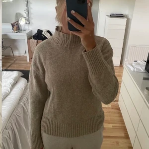 Stickad tröja  - Stickad tröja från Dobber som är sparsamt använd och i bra skick. Köparen står för frakten💗